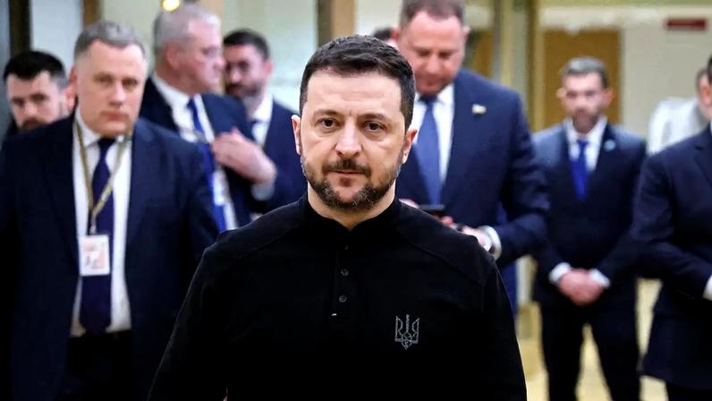 O presidente da Ucrânia, Volodymyr Zelensky, caminha por um corredor da sede da UE após sua reunião com o presidente da França, durante o Conselho Europeu Especial para discutir o apoio contínuo à Ucrânia e à defesa europeia, na sede da UE em Bruxelas, Bélgica, em 6 de março de 2025. LUDOVIC MARIN/Pool via REUTERS