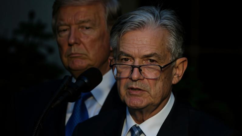 Foto de arquivo: O presidente dos EUA, Donald Trump, observa Jerome Powell, seu indicado para presidir o Federal Reserve (Fed), durante discurso na Casa Branca, em Washington, EUA, em 2 de novembro de 2017. — Foto: REUTERS/Carlos Barria/Foto de arquivo