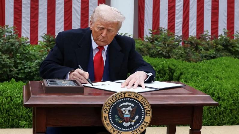 O presidente dos EUA, Donald Trump, assina ordem executiva sobre tarifas de importação, no Rose Garden da Casa Branca em Washington, D.C., EUA, 2 de abril de 2025. (Foto: REUTERS/Leah Millis)