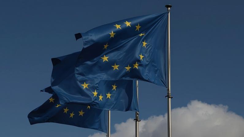 Bandeiras da União Europeia na sede da Comissão Europeia em Bruxelas