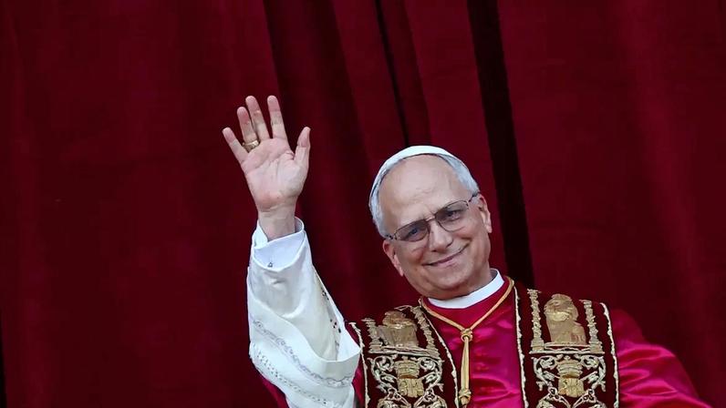O papa Leão 14, cardeal Robert Prevost, na sacada da Basílica de São Pedro, no Vaticano