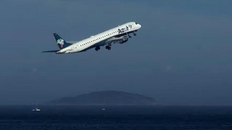 Avião da Azul decola do aeroporto Santos Dumont, no Rio de Janeiro. — Foto: Ricardo Moraes/ Reuters