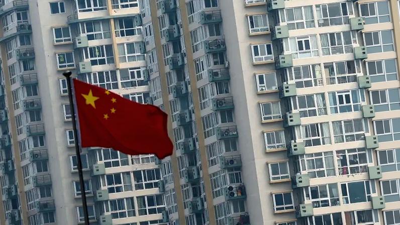 Bandeira da China perto de prédios residenciais em Pequim