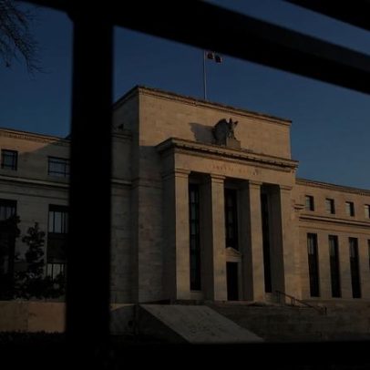 Fed diz que guerra no Irã aumenta incerteza e inflação permanece elevada