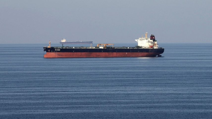 Petroleiros passam pelo Estreito de Ormuz, no Irã — Foto: Hamad I Mohammed / Reuters