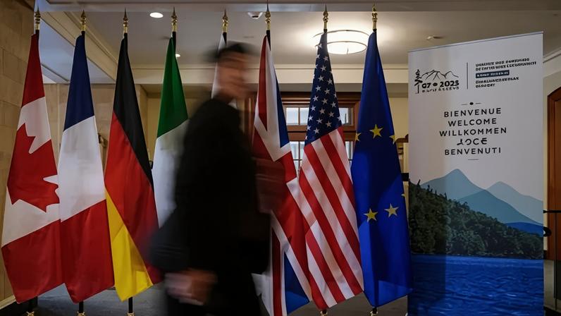 Homem passa em frente às bandeiras dos membros do G7