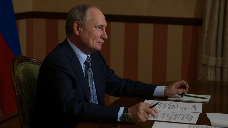 O presidente russo Vladimir Putin participa, por videoconferência, da cerimônia de inauguração do novo trecho da rodovia federal de alta velocidade M-12 Vostok, entre Dyurtyuli e Achit, em Magnitogorsk, região de Chelyabinsk, Rússia, em 16 de julho de 2025. Sputnik/Alexander Kazakov/Pool via REUTERS