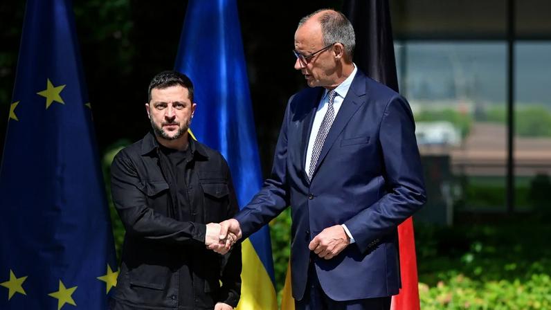 Presidente ucraniano Volodymyr Zelensky e chanceler alemão Friedrich Merz 13/8/2025 JOHN MACDOUGALL/Pool via REUTERS
