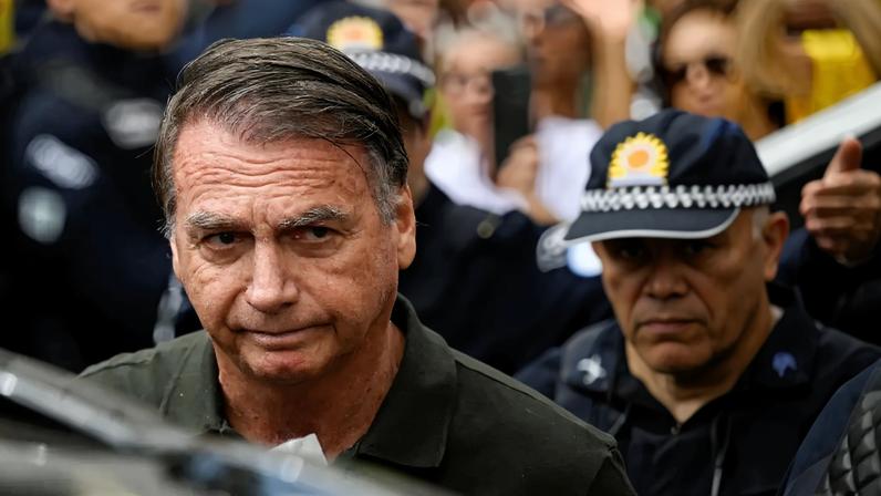 O ex-presidente brasileiro Jair Bolsonaro deixa o hospital onde foi submetido a uma cirurgia de pele, autorizada pelo ministro Alexandre de Moraes, do Supremo Tribunal Federal, após ser condenado pela maioria do STF por planejar um golpe para permanecer no poder após perder as eleições de 2022, em Brasília, Brasil, em 14 de setembro de 2025. REUTERS/Mateus Bonomi