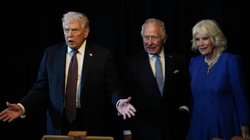 O presidente dos EUA, Donald Trump, o rei Charles III e a rainha Camilla observam itens em exibição durante uma visita à exposição da Coleção Real, na Sala Verde de Desenho no Castelo de Windsor, Berkshire, no primeiro dia da segunda visita de estado do presidente dos EUA ao Reino Unido. Data da foto: quarta-feira, 17 de setembro de 2025. Aaron Chown/Pool via REUTERS
