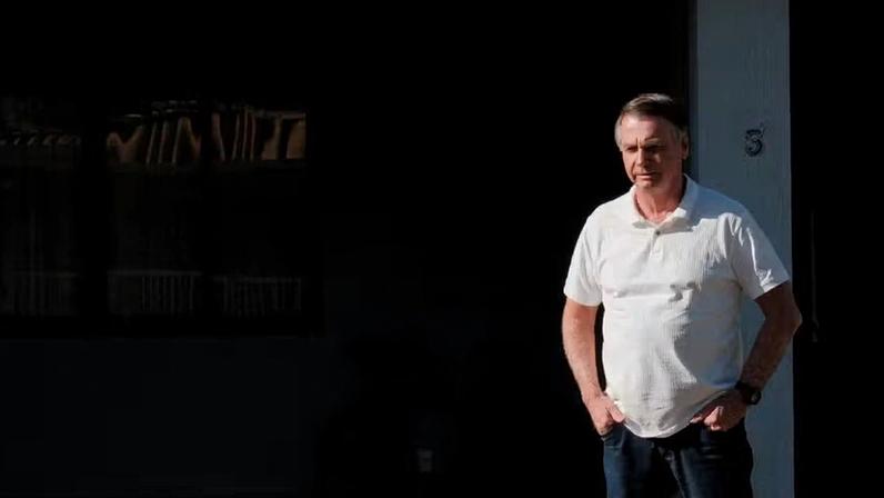 Ex-presidente Jair Bolsonaro em sua casa, em Brasília, onde cumpre prisão domiciliar