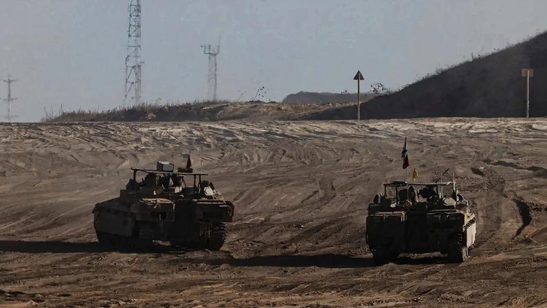 Veículos blindados de transporte de pessoal israelenses (APC) manobram no lado israelense da fronteira entre Israel e Gaza, em Israel, 3 de outubro de 2025. REUTERS/Amir Cohen