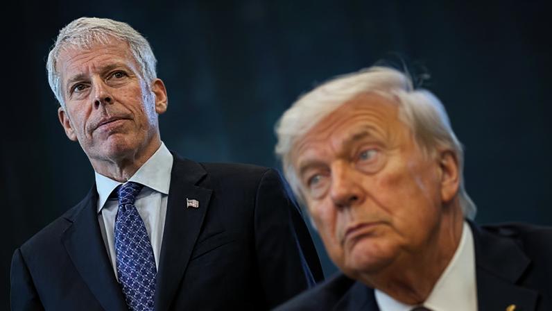 Chris Wright, secretário de Energia dos EUA, e Donald Trump — Foto: Kent Nishimura/Reuters