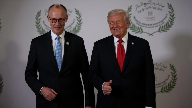 Presidente dos Estados Unidos, Donald Trump, cumprimenta o chanceler alemão, Friedrich Merz, na recepção da cúpula da paz em Gaza sediada em Sharm El-Sheik, no Egito, em 13 de outubro de 2025. — Foto: REUTERS/Suzanne Plunkett/Pool