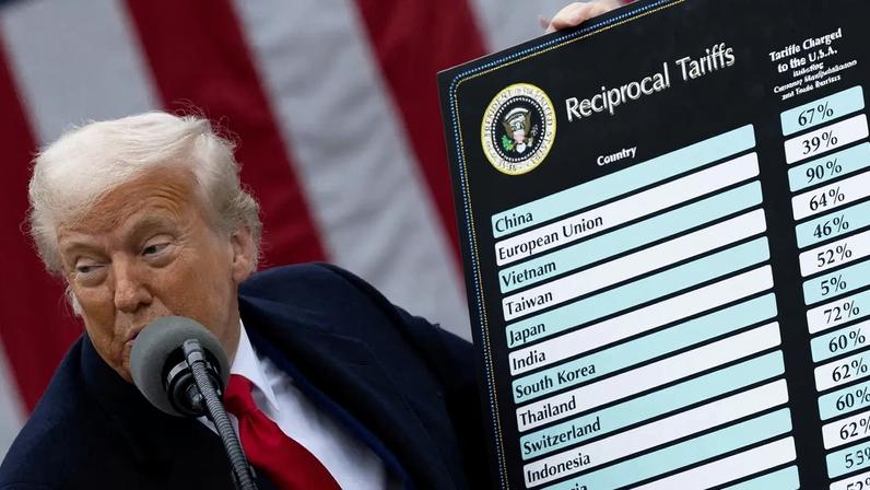 O presidente dos EUA, Donald Trump, durante anúncio das tarifas comerciais na Casa Branca - 02/04/2025 (Foto: REUTERS/Carlos Barria)