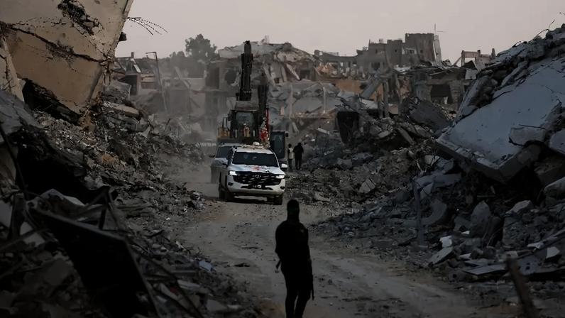 Veículos da Cruz Vermelha circulam pela Cidade de Gaza após o Hamas anunciar a localização do corpo de um soldado israelense mantido como refém