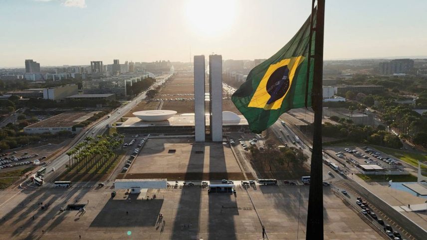 Bandeira do Brasil à frente do prédio do Congresso Nacional, em Brasília