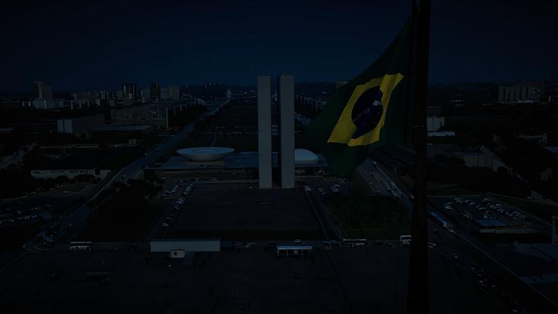Bandeira do Brasil à frente do prédio do Congresso Nacional, em Brasília