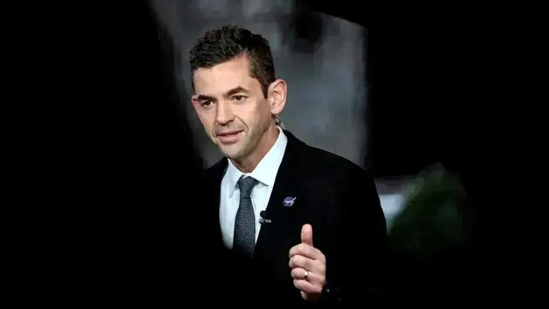 Jared Isaacman, administrador da NASA, é entrevistado em frente à Casa Branca, em Washington, D.C., em dezembro de 2025 • Evelyn Hockstein/Reuters