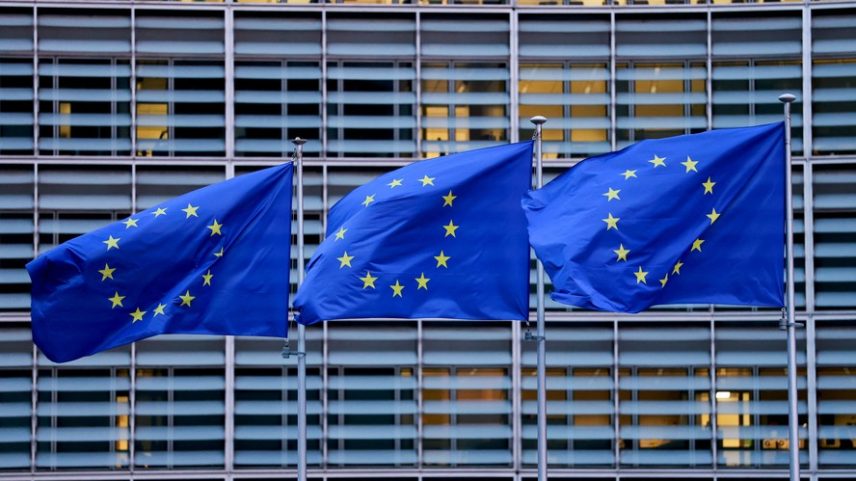 andeiras da União Europeia tremulam do lado de fora da sede da Comissão Europeia