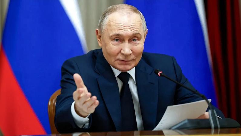Presidente russo Vladimir Putin realiza reunião com membros do governo sobre os resultados de 2025 do Gabinete de Ministros, em Moscou, Rússia, 24 de dezembro de 2025. Sputnik/Dmitry Astakhov/Pool via REUTERS