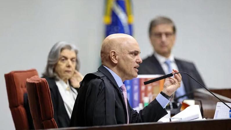 Observado por Cármen Lúcia e Paulo Gonet, ministro Alexandre de Moraes em sessão da Primeira Turma do STF — Foto: Gustavo Moreno/STF