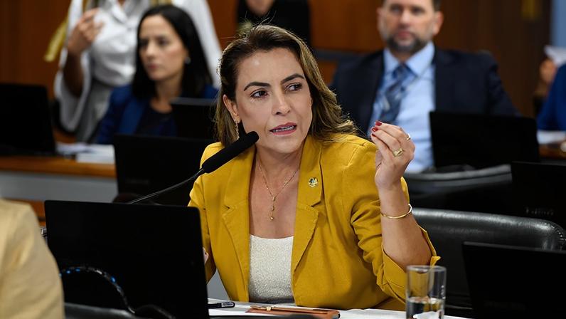 À bancada, em pronunciamento, senadora Soraya Thronicke (Podemos-MS).