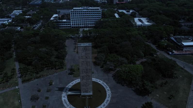 Vista aérea da Praça do Relógio, com a torre do relógio ao centro e ao fundo o prédio da Reitoria da USP