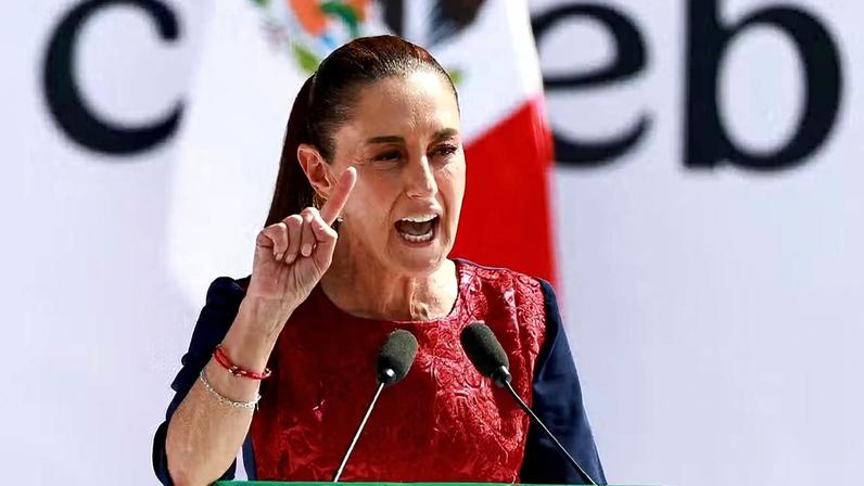 A presidente do México, Claudia Sheinbaum, discursa durante um evento na Praça do Zócalo — Foto: REUTERS/Raquel Cunha