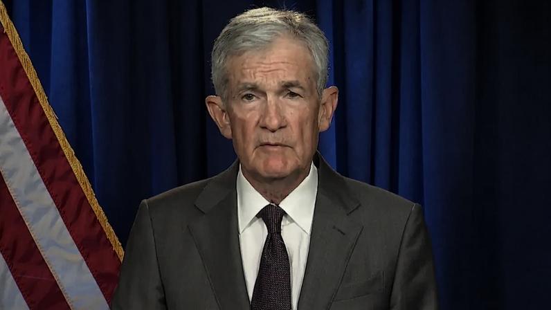 O presidente do Federal Reserve dos EUA, Jerome Powell, discursa em uma mensagem de vídeo na qual afirma que o governo do presidente Donald Trump o ameaçou com uma acusação criminal relacionada à reforma da sede do Federal Reserve, nesta captura de tela obtida de um vídeo divulgado em 11 de janeiro de 2026. Federal Reserve dos EUA/Divulgação via REUTERS