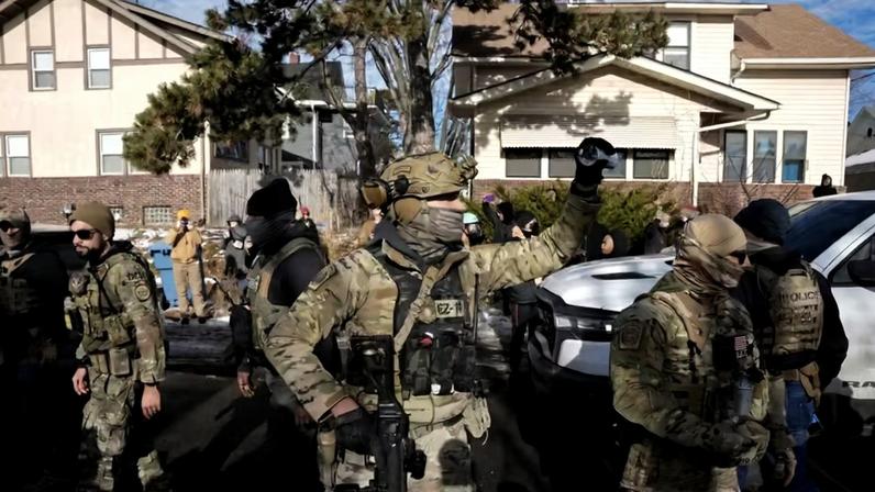Agentes federais permanecem em pé após um incidente em que o carro de um civil foi atingido por agentes do Serviço de Imigração e Alfândega dos EUA ( ICE ), depois que um agente do ICE atirou fatalmente em Renee Nicole Good, em Minneapolis, Minnesota, EUA, em 12 de janeiro de 2026