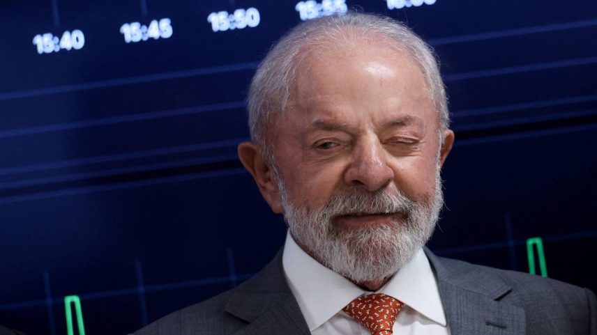 O presidente do Brasil, Luiz Inácio Lula da Silva, reage antes de uma cerimônia de lançamento de uma plataforma digital para a reforma tributária em Brasília, Brasil, em 13 de janeiro de 2026. REUTERS/Adriano Machado