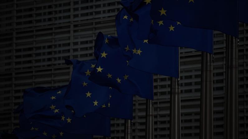 Bandeiras da União Europeia tremulam do lado de fora da sede da Comissão Europeia, em Bruxelas, na Bélgica
