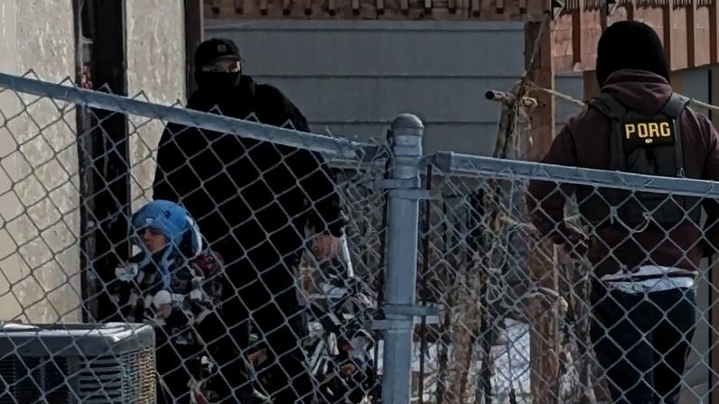 Agentes do ICE estão ao lado de um menino, identificado por uma testemunha como Liam Conejo Ramos, de cinco anos, que, segundo autoridades escolares, foi detido em Minneapolis, Minnesota, EUA, em 20 de janeiro de 2026. Rachel James/via REUTERS