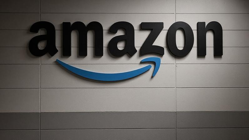 Logotipo da Amazon do lado de fora de seu centro de distribuição no Baldonnell Business Park, em Dublin, Irlanda, em 28 de outubro de 2025. REUTERS/Damien Eagers