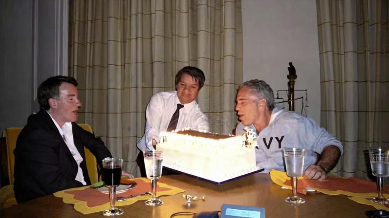 Peter Mandelson (esquerda) com Jeffrey Epstein em imagem divulgada pelo Departamento de Justiça dos EUA