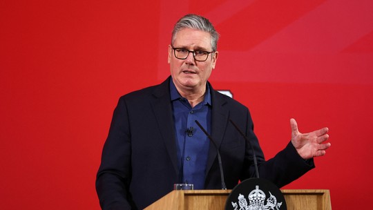 Starmer promete ampliar o policiamento e reprimir os que propagam o antissemitismo — Foto: Peter Nicholls/Pool via REUTERS