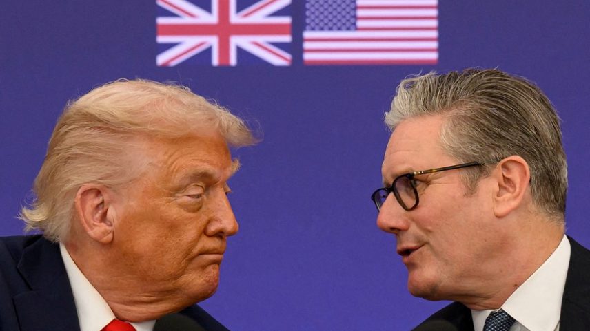 O presidente dos EUA, Donald Trump, e o primeiro-ministro britânico, Keir Starmer, anunciam um acordo entre os dois países durante uma coletiva de imprensa em Chequers, ao final de uma visita de Estado, em 18 de setembro de 2025, em Aylesbury, Grã-Bretanha.