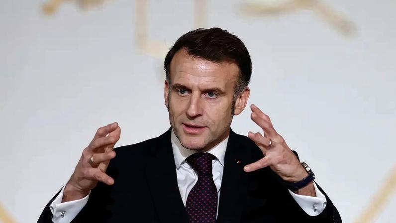O presidente francês Emmanuel Macron gesticula enquanto discursa durante um encontro com estudantes do programa "Prepas Talents du service public", que visa dar a todos os jovens a oportunidade de ingressar no serviço público, no Palácio do Eliseu, em Paris, França, em 6 de fevereiro de 2026. REUTERS/Benoit Tessier/Pool
