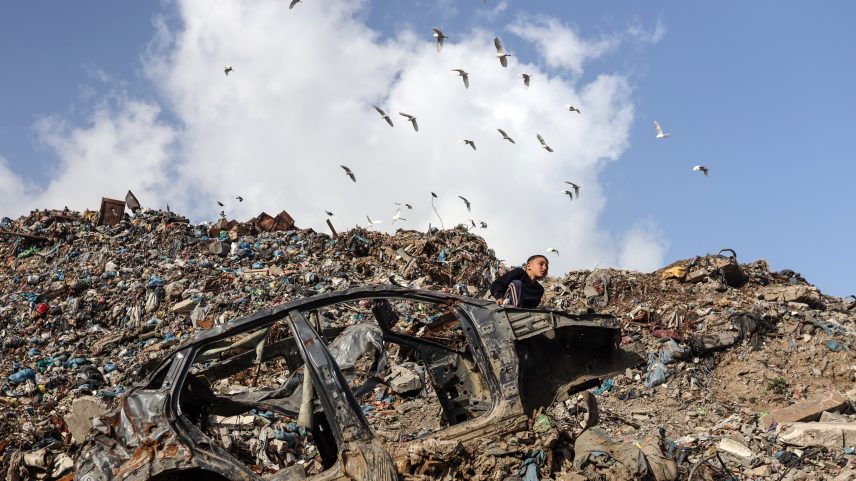 Menino palestino procura itens que possam ser reaproveitados em um lixão na área do Mercado Firas, na Cidade de Gaza, em 11 de fevereiro de 2026. O Programa das Nações Unidas para o Desenvolvimento (PNUD) e outras agências da ONU começaram a remover pilhas de lixo da área do Mercado Firas e transferi-las para a região central da Faixa de Gaza. — Foto: Majdi Fathi/NurPhoto/Reuters