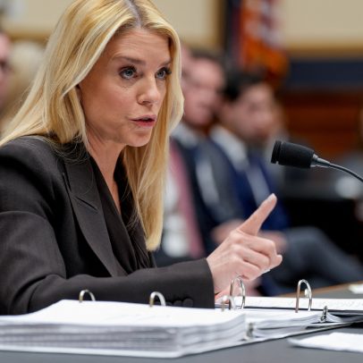 Trump demite a procuradora-geral dos EUA, Pam Bondi