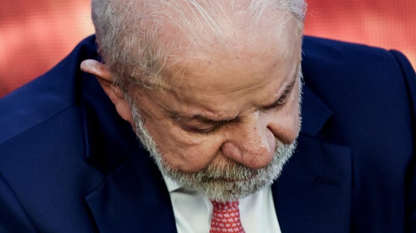 Lula aparece com mancha na cabeça após procedimento para retirar acúmulo de pele — Foto: Mateus Bonomi/Reuters
