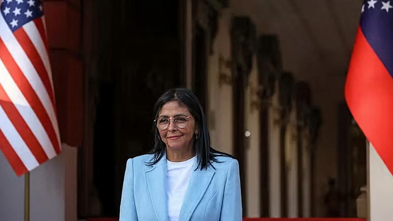 A presidente interina da Venezuela, Delcy Rodríguez, observa o secretário de Energia dos EUA, Chris Wright (não aparece na foto), partir após uma reunião no Palácio de Miraflores. A visita, a mais importante do governo americano focada em política energética, ocorreu em quase três décadas, enquanto Washington realizava sua primeira avaliação in loco da indústria petrolífera que pretende ajudar a reconstruir. A reunião aconteceu em Caracas, Venezuela, em 11 de fevereiro de 2026.