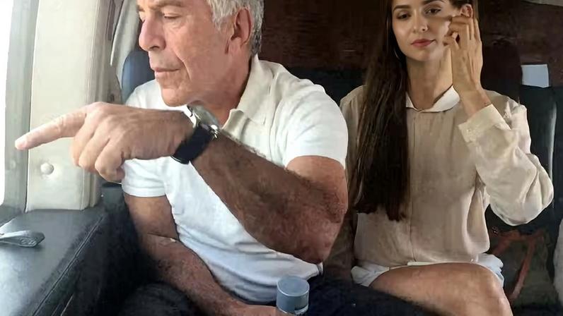 O falecido financista e criminoso sexual condenado Jeffrey Epstein aparece com uma mulher, cuja identidade foi ocultada, nesta imagem do espólio de Epstein divulgada pelos democratas do Comitê de Supervisão da Câmara em Washington, DC, EUA, em 18 de dezembro de 2025.