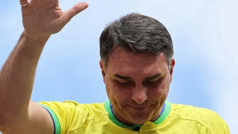O senador brasileiro Flávio Bolsonaro gesticula durante comício de campanha, como pré-candidato da direita às eleições presidenciais, em São Paulo, Brasil, em 1º de março de 2026. REUTERS/Jorge Silva