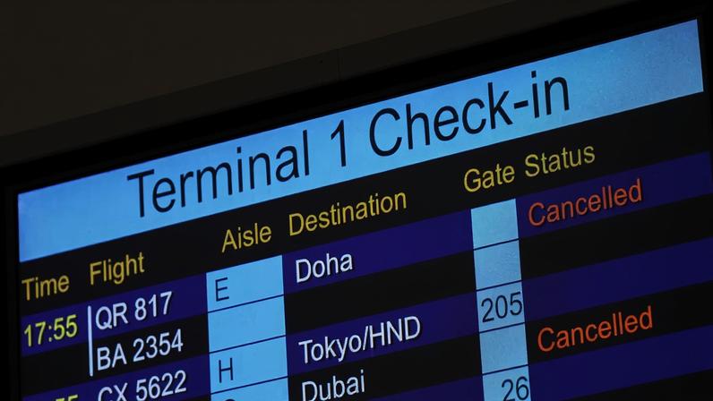 Um painel exibe voos cancelados para destinos no Oriente Médio no Aeroporto Internacional de Hong Kong, em Hong Kong, China, em 2 de março de 2026. REUTERS/Tyrone Siu