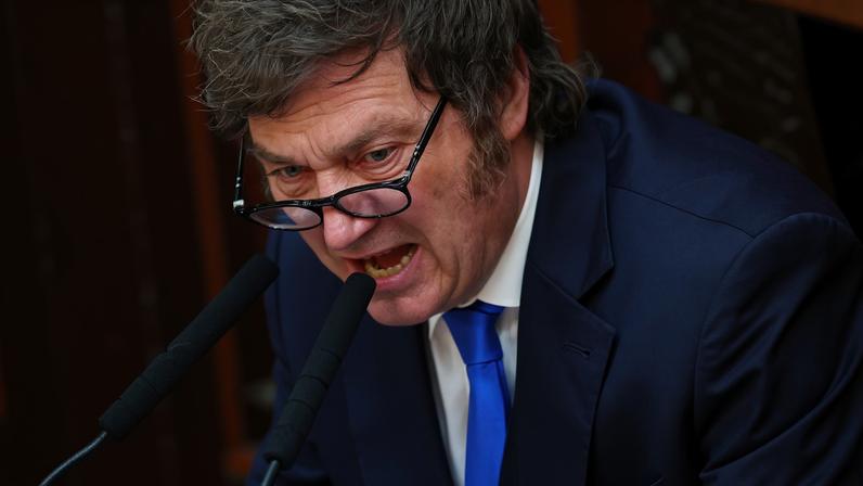 O presidente da Argentina, Javier Milei, discursa durante a sessão de abertura da 144ª legislatura do Congresso Nacional, no prédio do Congresso Nacional — Foto: REUTERS/Agustin Marcarian