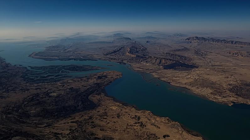 Vista aérea do estreito de Ormuz, que está bloqueado pelo Irã e pelos Estados Unidos, provocando alta nos preços de energia