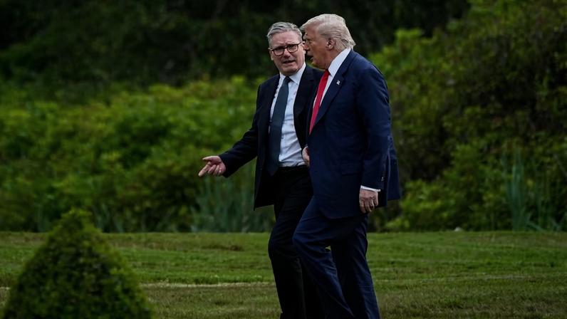 O presidente dos EUA, Donald Trump, caminha com o primeiro-ministro britânico, Keir Starmer, no Trump International Golf Links, em Aberdeen, Escócia, Grã-Bretanha, em 28 de julho de 2025.