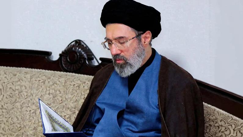 Mojtaba Khamenei, o segundo filho do Líder Supremo do Irã, o aiatolá Ali Khamenei, visita o escritório do Hezbollah em Teerã, Irã, em 1º de outubro de 2024. Escritório do Líder Supremo Iraniano/WANA (Agência de Notícias da Ásia Ocidental)/Divulgação via REUTERS/Foto de Arquivo